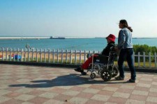 大竹八旬老人推轮椅带老伴游中国(为了方便推轮椅带老伴出门)