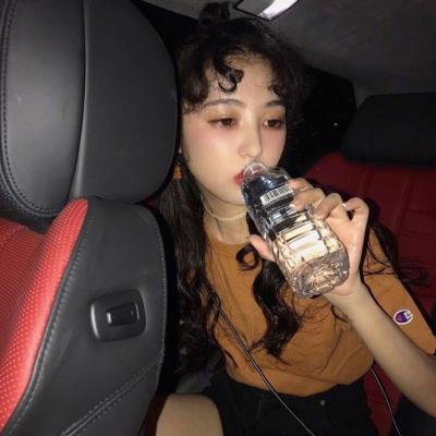 大竹伴游玩耍享受异国风情的美妙光阴